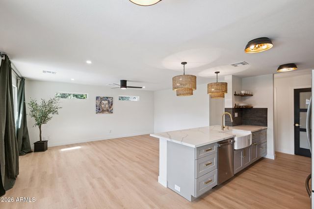 735 E MANHATTON Drive, Tempe, AZ 85282