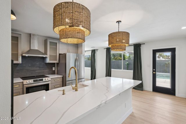 735 E MANHATTON Drive, Tempe, AZ 85282