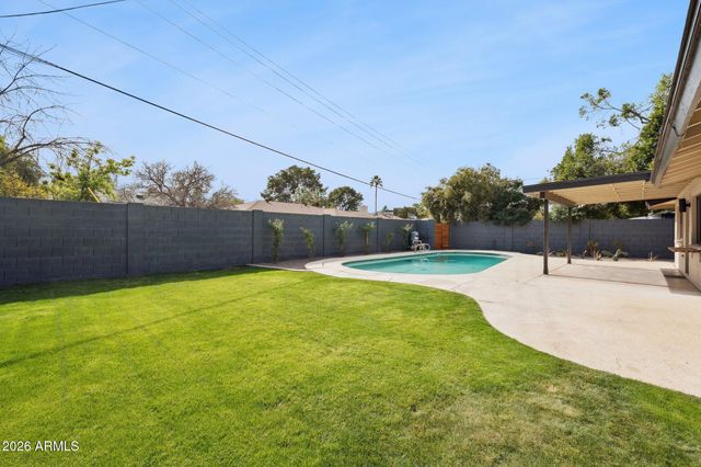 735 E MANHATTON Drive, Tempe, AZ 85282