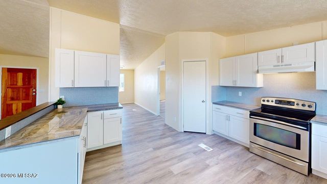 9484 S Tewa Trail, Vail, AZ 85641