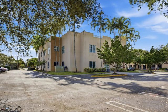 8527 Pines Blvd, Pembroke Pines, FL 33024