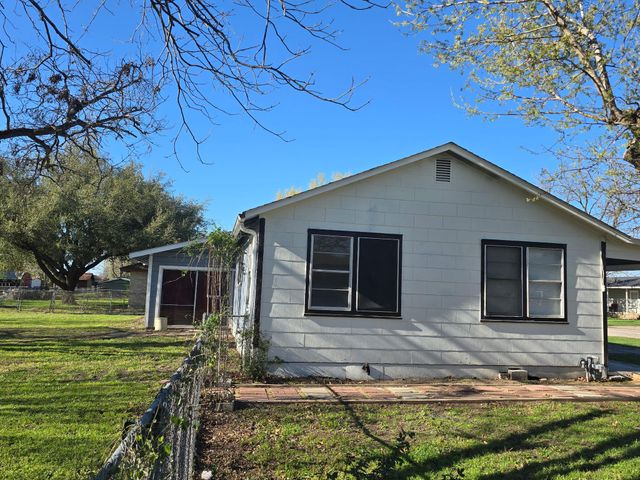 305 N 5th ST, Thorndale, TX 76577