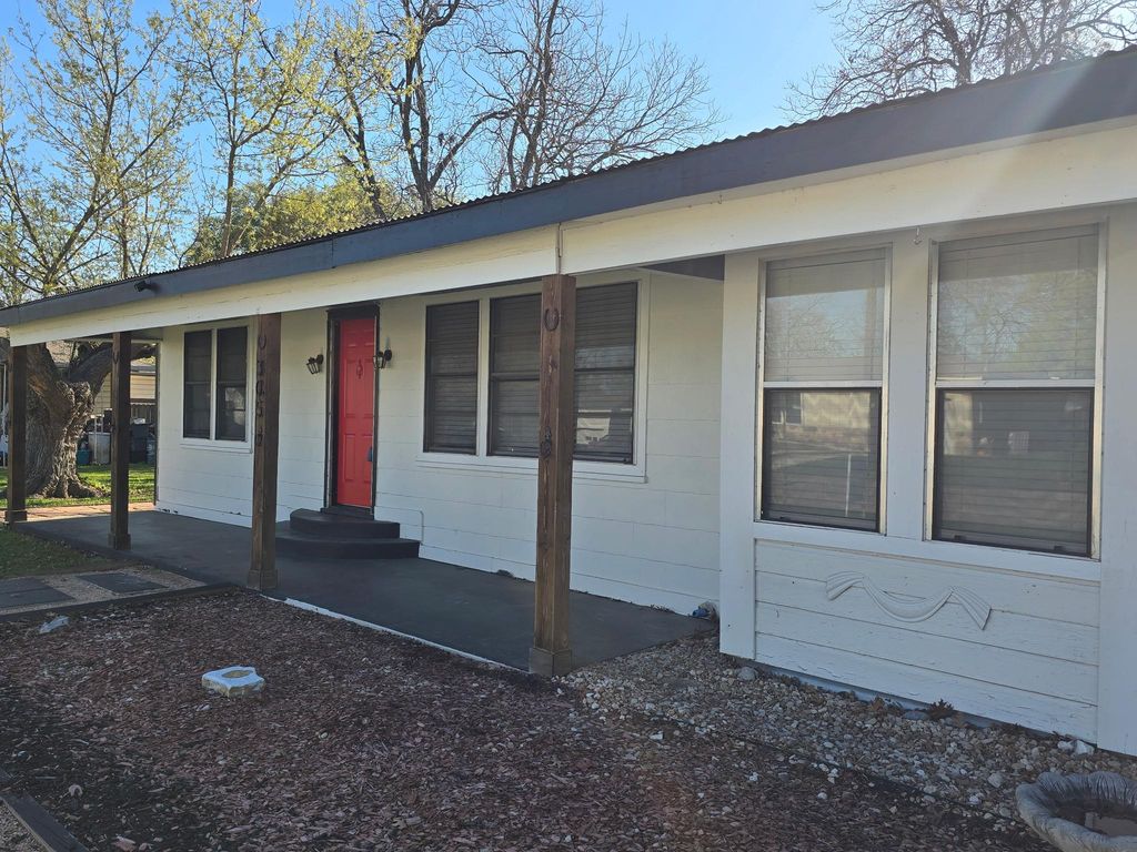 305 N 5th ST, Thorndale, TX 76577