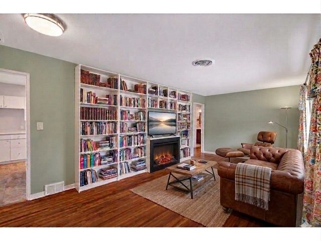 317 Snelling Avenue S, Saint Paul, MN 55105
