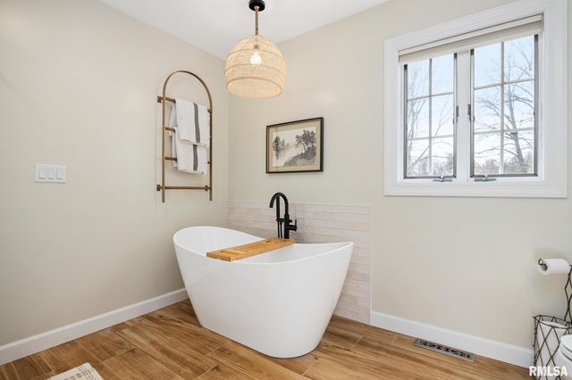 313 E WHITE OAK Court, East Peoria, IL 61611