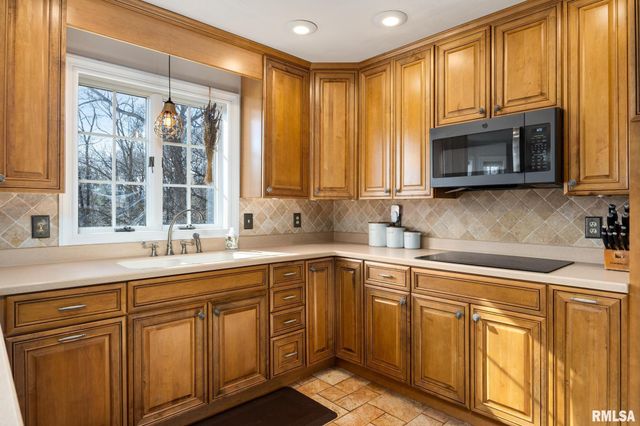 313 E WHITE OAK Court, East Peoria, IL 61611