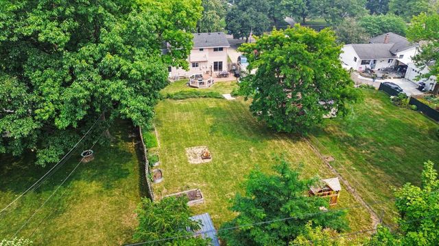 1221 Wines Drive, Ann Arbor, MI 48103