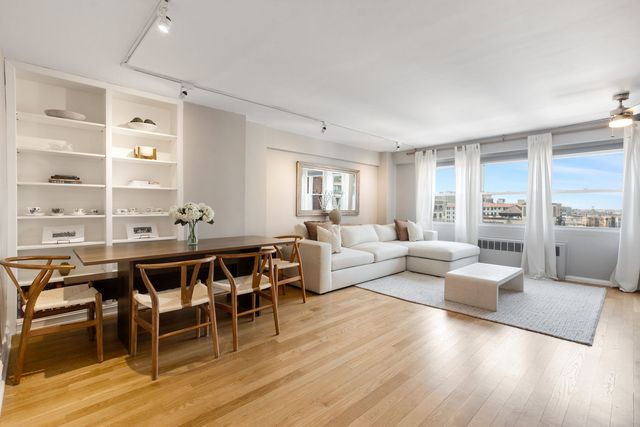 2909 N Sheridan Road 1104, Chicago, IL 60657