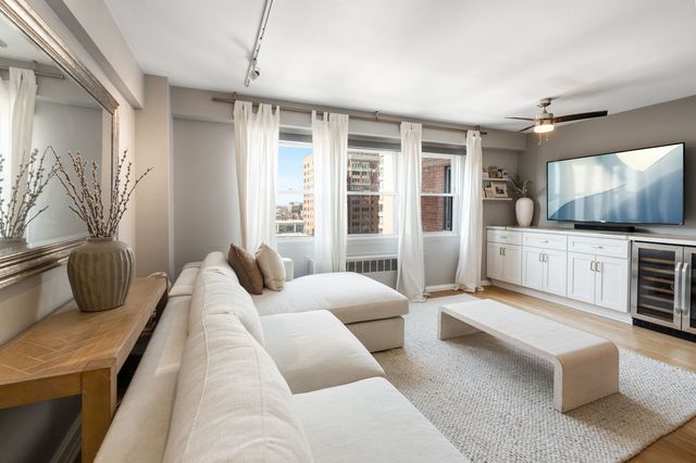 2909 N Sheridan Road 1104, Chicago, IL 60657