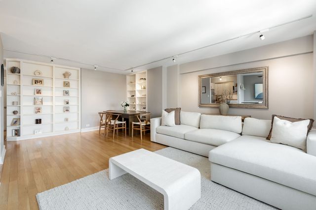 2909 N Sheridan Road 1104, Chicago, IL 60657