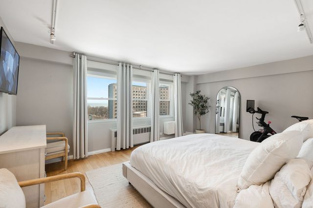 2909 N Sheridan Road 1104, Chicago, IL 60657