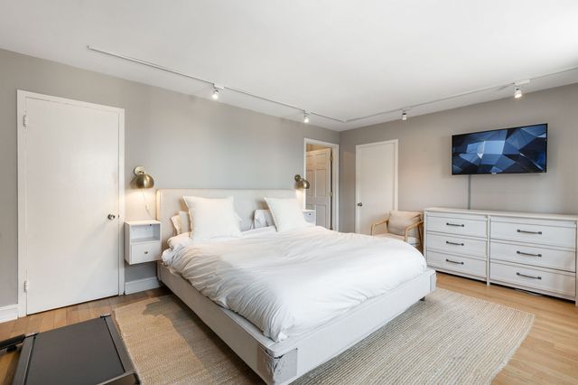 2909 N Sheridan Road 1104, Chicago, IL 60657