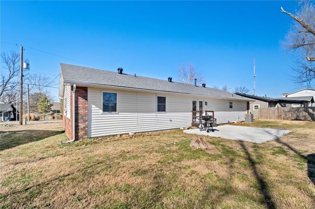 708 NW J Street, Bentonville, AR 72712