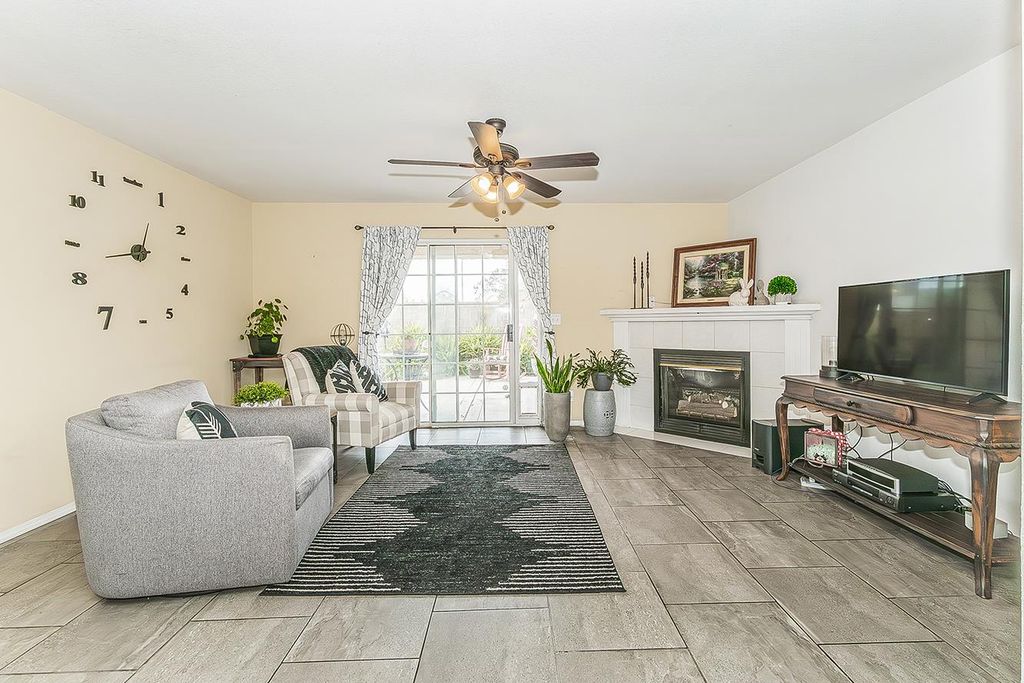 Image 3 of property listing at 1542 E Alluvial Avenue # 147, Fresno, CA 93720