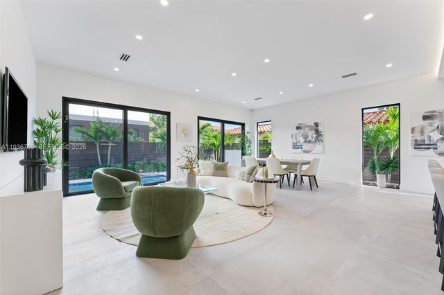 2435 NE 18th St, Fort Lauderdale, FL 33305