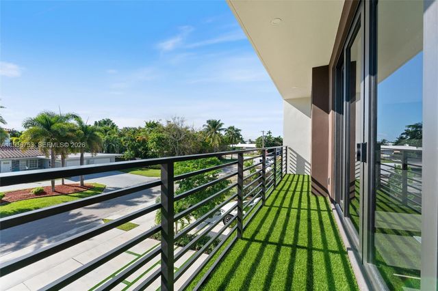 2435 NE 18th St, Fort Lauderdale, FL 33305