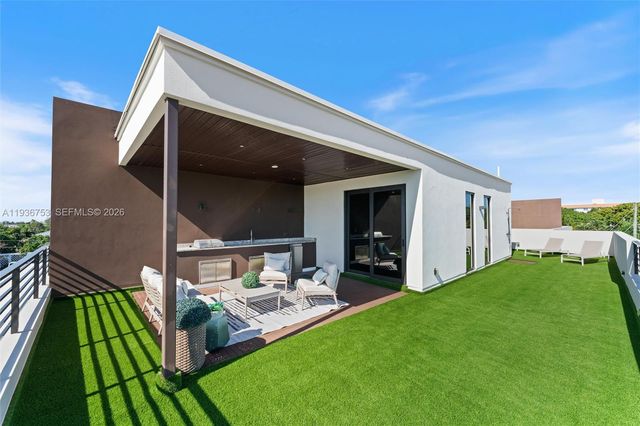 2435 NE 18th St, Fort Lauderdale, FL 33305