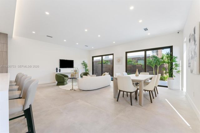 2435 NE 18th St, Fort Lauderdale, FL 33305