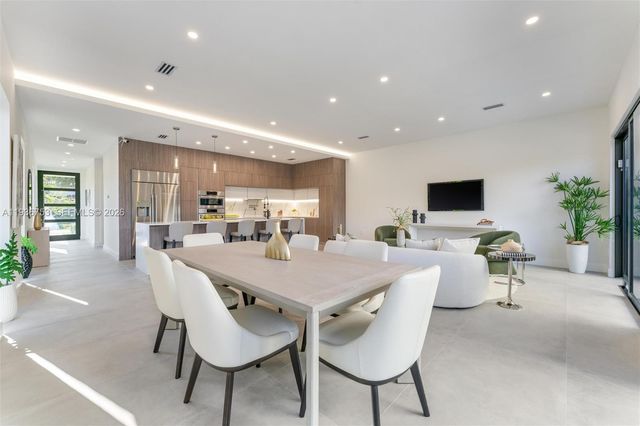 2435 NE 18th St, Fort Lauderdale, FL 33305