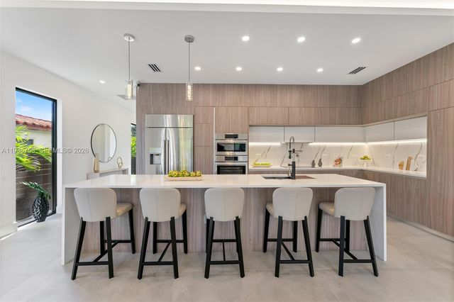 2435 NE 18th St, Fort Lauderdale, FL 33305