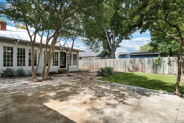 617 E Park Ave, San Antonio, TX 78212