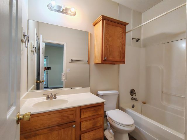 208 Hawthorne, B, Hattiesburg, MS 39402