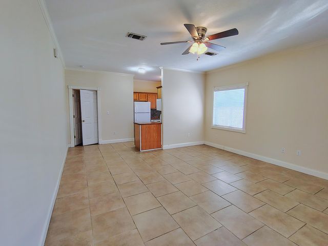 208 Hawthorne, B, Hattiesburg, MS 39402