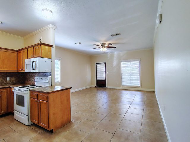 208 Hawthorne, B, Hattiesburg, MS 39402