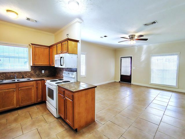 208 Hawthorne, B, Hattiesburg, MS 39402