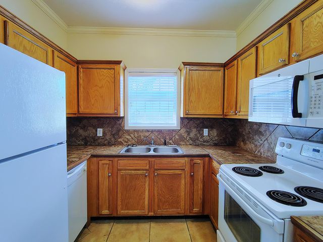 208 Hawthorne, B, Hattiesburg, MS 39402