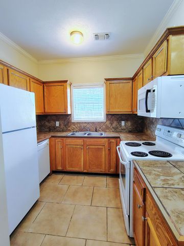 208 Hawthorne, B, Hattiesburg, MS 39402