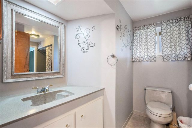 1001 Worchester Drive, Fenton, MI 48430