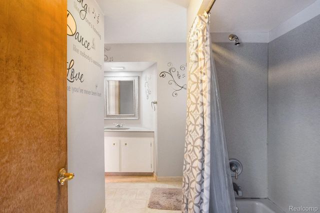 1001 Worchester Drive, Fenton, MI 48430