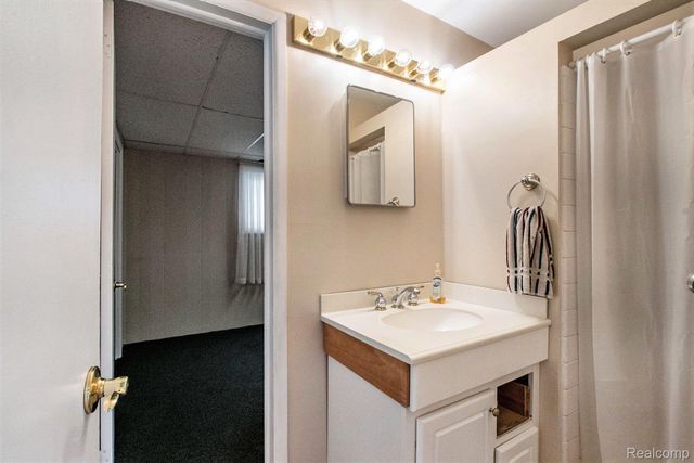 1001 Worchester Drive, Fenton, MI 48430