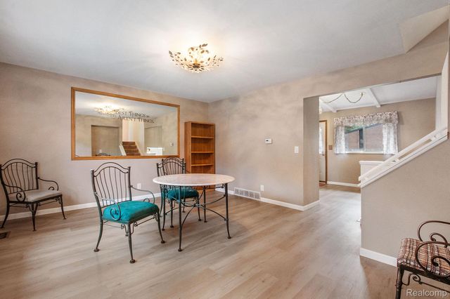 1001 Worchester Drive, Fenton, MI 48430