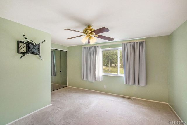 1001 Worchester Drive, Fenton, MI 48430