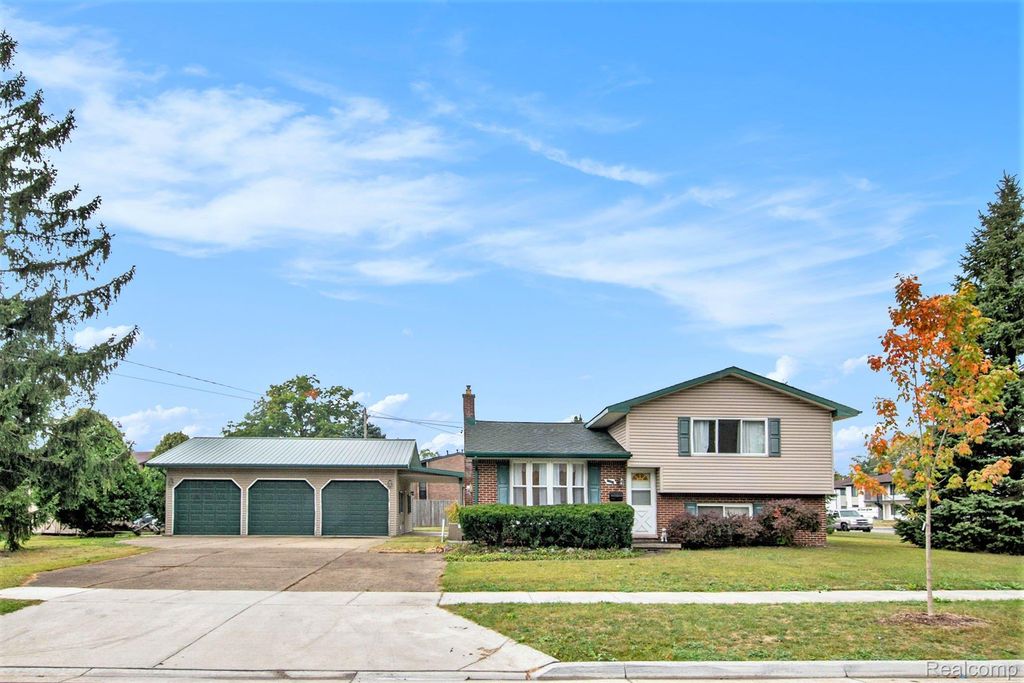 1001 Worchester Drive, Fenton, MI 48430