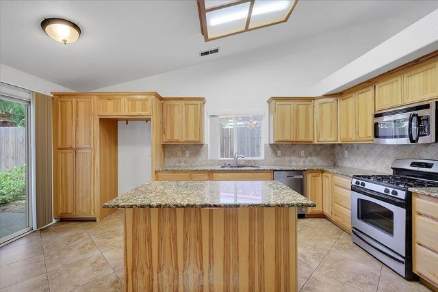 2270 Meadowland Ct, Lincoln, CA 95648
