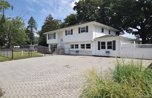 226 14th Avenue, West Babylon, NY 11704