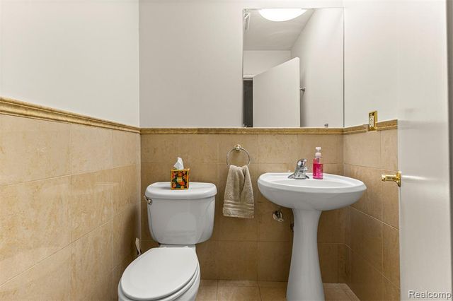 30401 Utica Road, Roseville, MI 48066