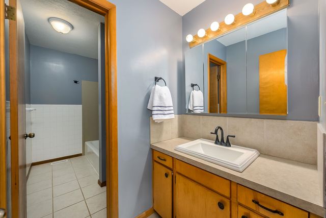 829 N Greenwich Rd, Belle Plaine, KS 67013