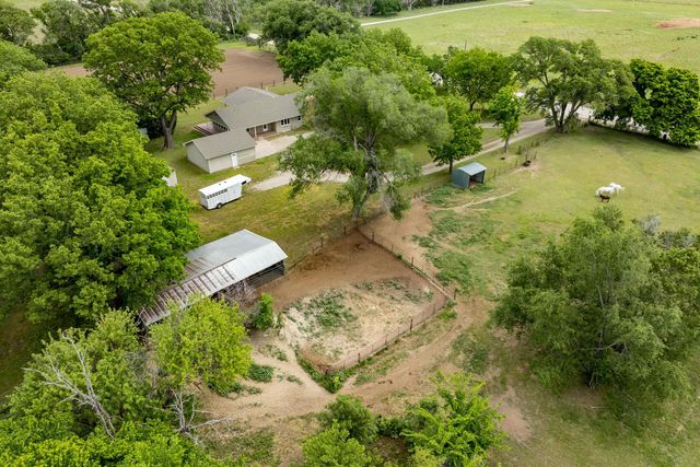 829 N Greenwich Rd, Belle Plaine, KS 67013