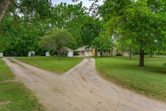 829 N Greenwich Rd, Belle Plaine, KS 67013