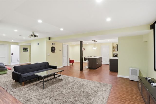 9 Boxwood Rd, Westford, MA 01886