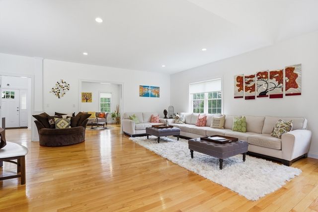 9 Boxwood Rd, Westford, MA 01886