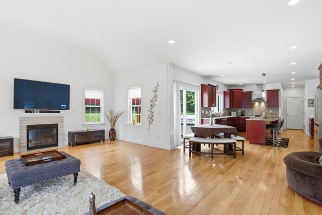 9 Boxwood Rd, Westford, MA 01886
