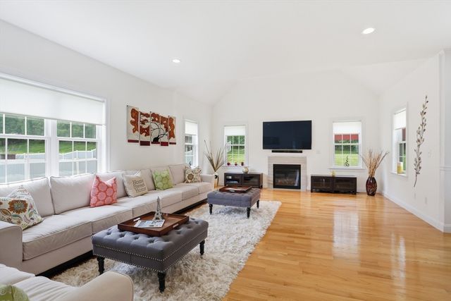 9 Boxwood Rd, Westford, MA 01886