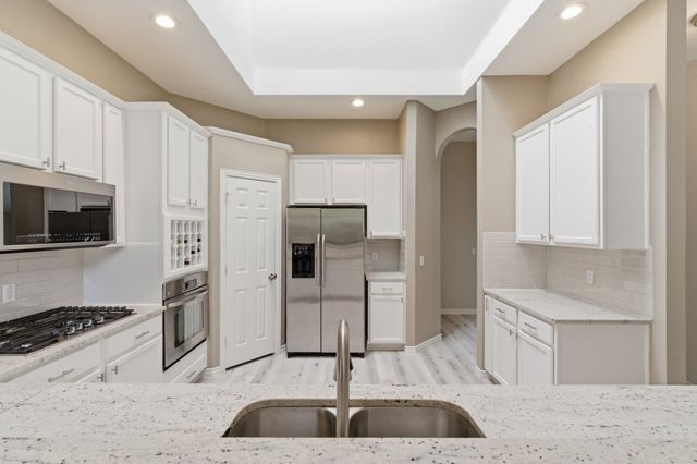 437 Crestview Point Drive, Lewisville, TX 75067