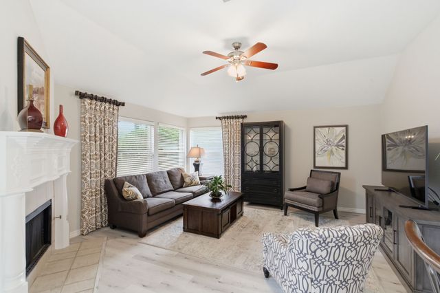 437 Crestview Point Drive, Lewisville, TX 75067