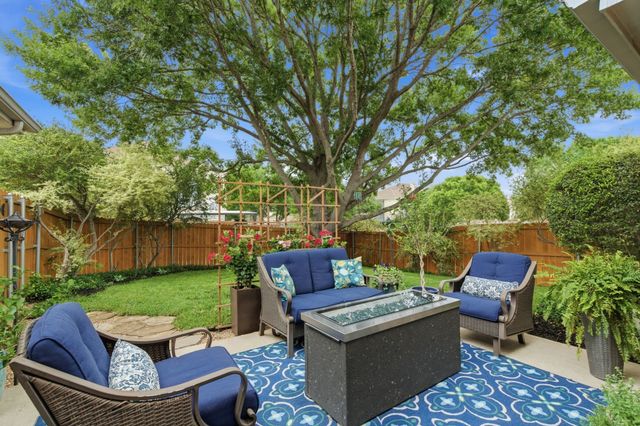 437 Crestview Point Drive, Lewisville, TX 75067